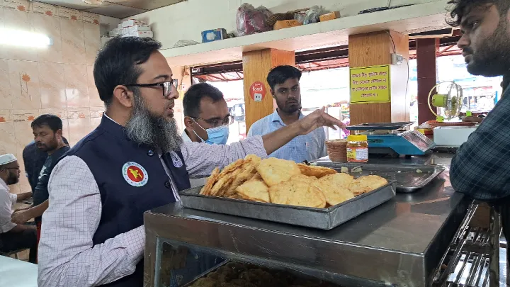 রাজশাহীতে বিএসটিআই’র অনুমোদনহীন দই-মিষ্টি বিক্রেতাকে জরিমানা